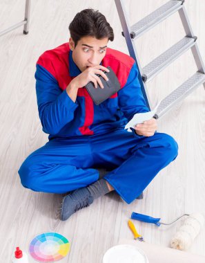 Boyama işi için renkleri eşleştirmeye çalışan genç ressam