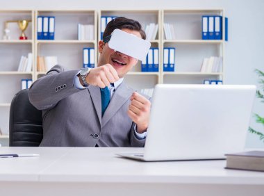 Modern teknolojide sanal gerçeklik gözlüklü bir iş adamı.