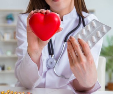 Hastanede kırmızı kalp doktoru kardiyolog