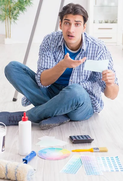 Joven gastando demasiado su presupuesto en un proyecto de renovación — Foto de Stock