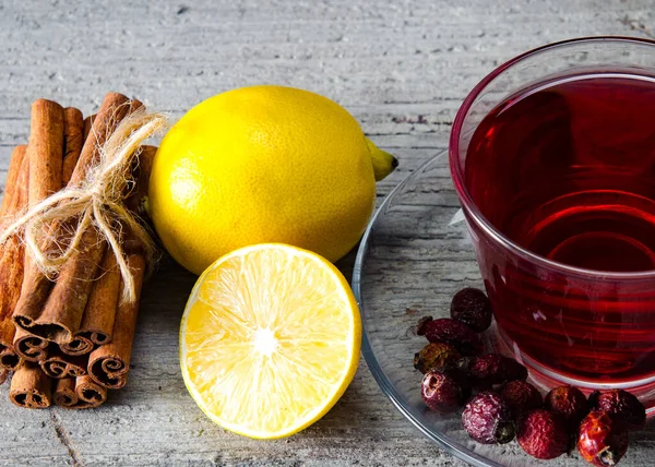 Thé aux fruits dans la tasse servie sur la table — Photo