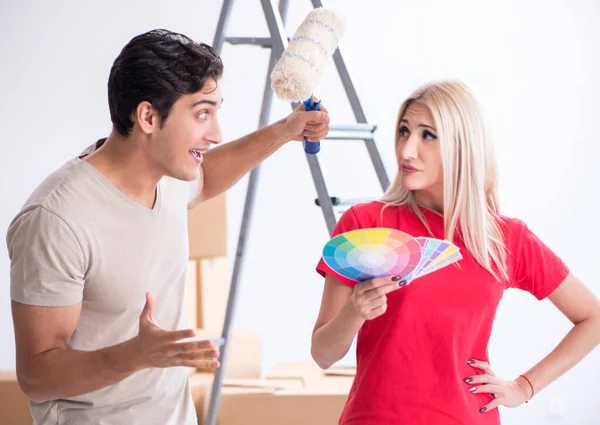 Jeune famille faisant du travail de peinture pendant la rénovation de la maison — Photo