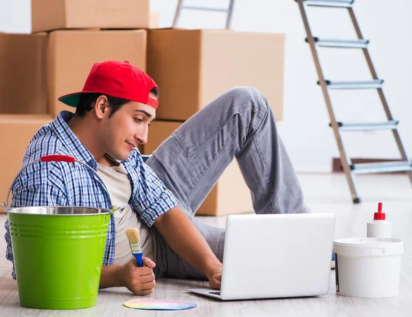 El joven pintor contratista eligiendo colores para la renovación del hogar — Foto de Stock