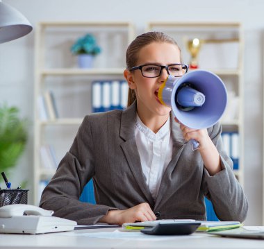 Ofiste çalışan kadın iş kadını patron muhasebeci.