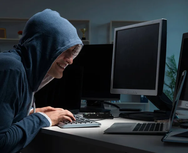 Hacker hacking computer at night — Stock Photo, Image