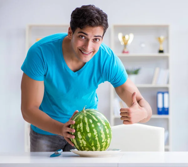 Hombre comiendo sandía en casa — Foto de Stock