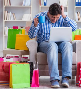 Evden alışveriş yaptıktan sonra genç adam.