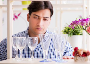 Genç yakışıklı dükkândan alışveriş yapıyor.