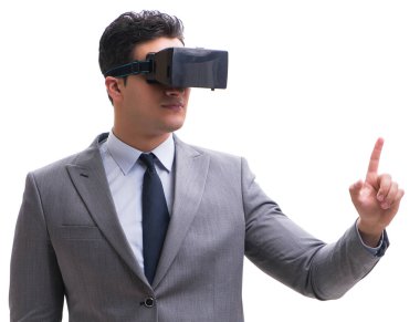 Sanal gerçeklik gözlüğü takan iş adamı beyaza izole edilmiş