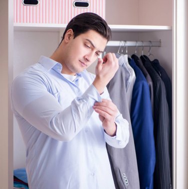 Genç işadamı iş için giyiniyor.