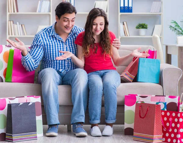 Par jovem depois de fazer compras com muitas malas — Fotografia de Stock