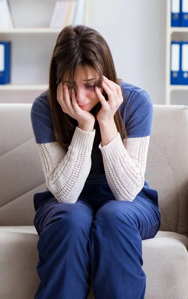 The psychologist counselling woman beaten by husband — Stock Photo, Image