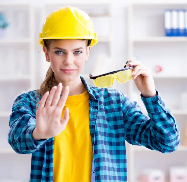 Mujer en taller con gafas protectoras — Foto de Stock