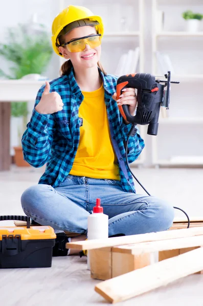 Schreinerin, die Holzbohlen schneidet — Stockfoto