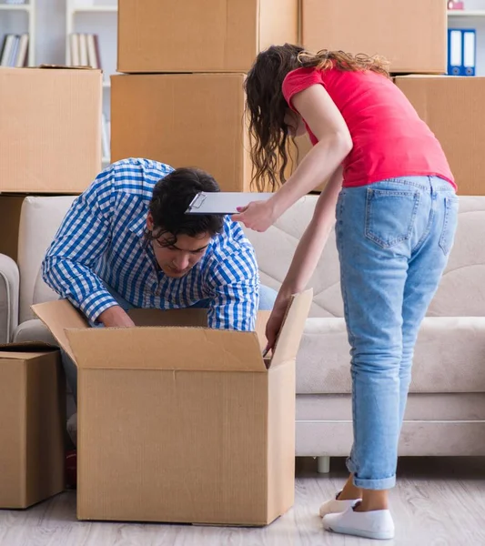 O jovem par se mudando para casa nova com caixas — Fotografia de Stock