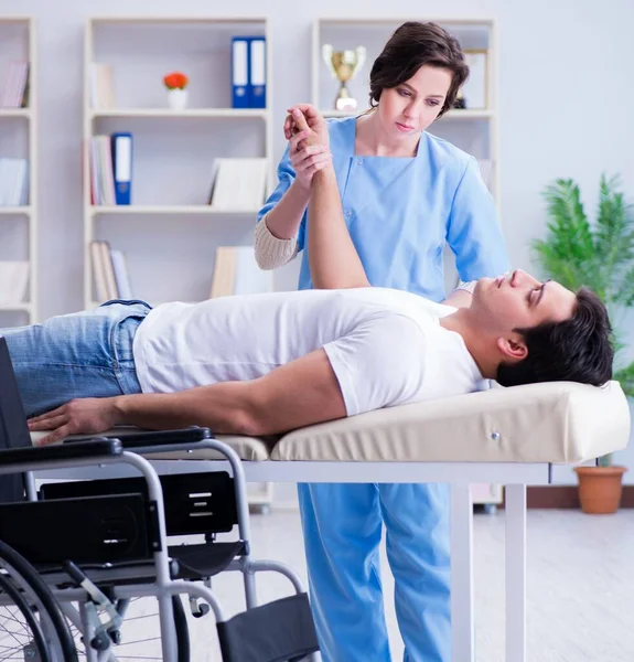 Patient undergoing rehabilitation recovery programme with doctor — Stock Photo, Image