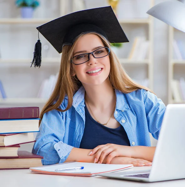 Jonge tiener vrouwelijke student voorbereiding voor examens thuis — Stockfoto