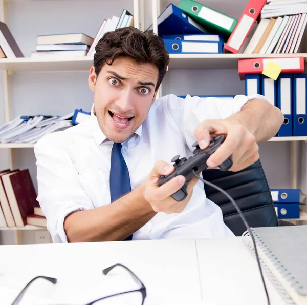 Employee playing computer games in the office — Stock Photo, Image