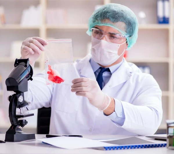 Investigador forense trabajando en laboratorio en evidencia de crimen — Foto de Stock