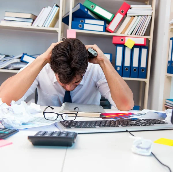 Occupé frustré homme d'affaires en colère dans le bureau — Photo