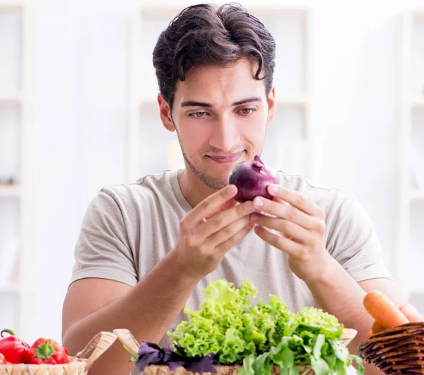 Joven en concepto de alimentación saludable y dieta — Foto de Stock