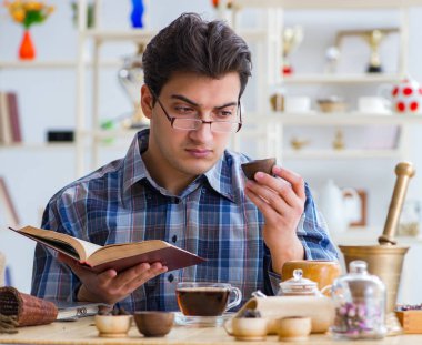 Yeni demler deneyen profesyonel çay uzmanı.