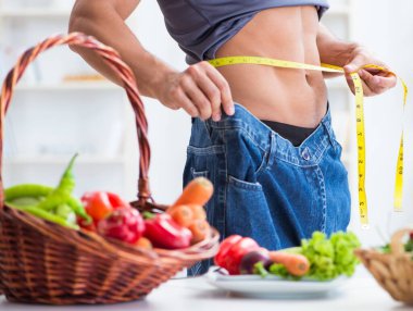 Sağlıklı beslenme ve beslenme konsepti olan genç bir adam