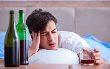 Yatakta içen alkolik adam depresyona giriyor.