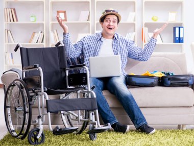 Pasif adam dizüstü bilgisayarla internetten seyahat rezervasyonu