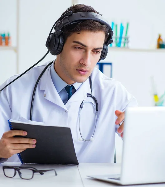 Médico varón escuchando al paciente durante la sesión de telemedicina — Foto de Stock