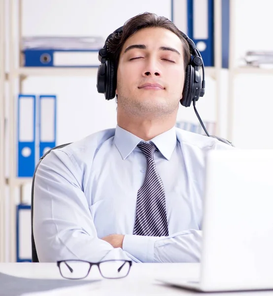 Satış asistanı öğle arasında müzik dinliyor. — Stok fotoğraf