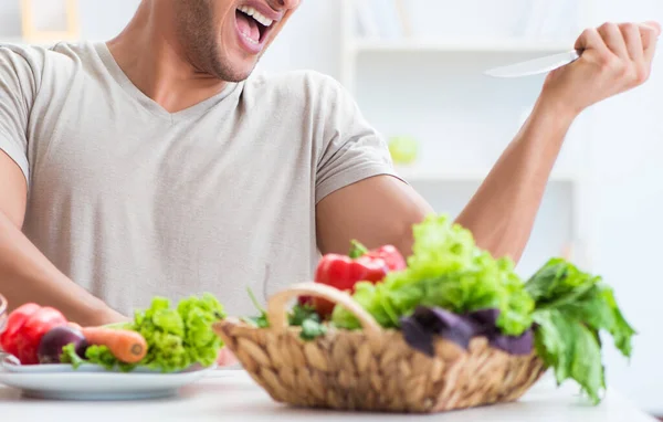 Jongeman in een gezond eet- en dieetconcept — Stockfoto