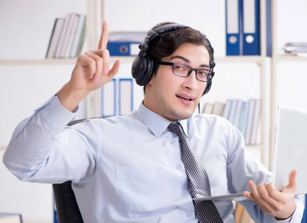 Operatore di call center che parla con il cliente in diretta — Foto Stock