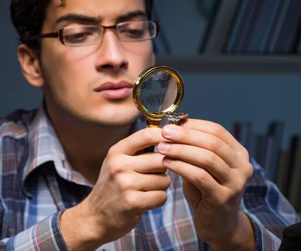 Junger Juwelier arbeitet nachts in seiner Werkstatt — Stockfoto