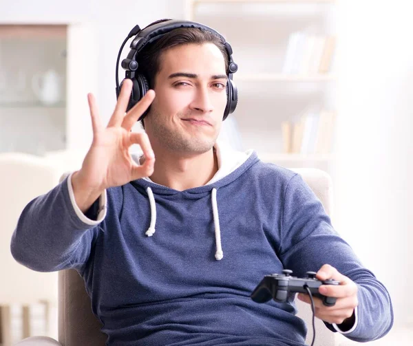 Hombre joven jugando juegos de ordenador en casa —  Fotos de Stock