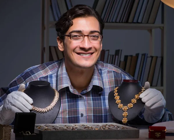 Der junge Juwelier arbeitet nachts in seiner Werkstatt — Stockfoto