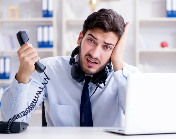 Dipendente del call center che lavora in ufficio — Foto Stock