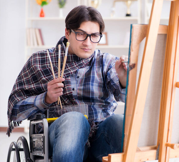 Картина художника-инвалида в студии