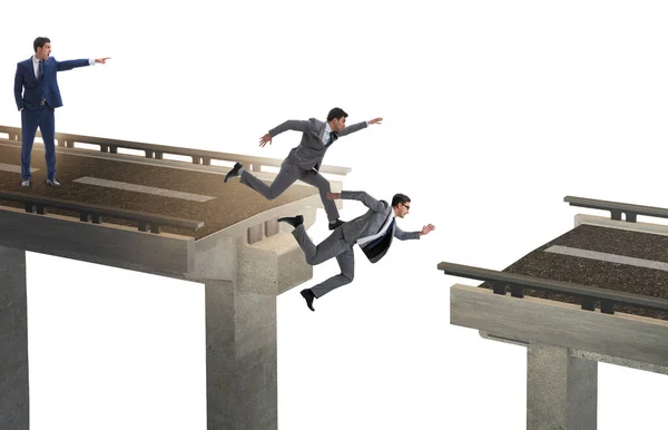 Joven hombre de negocios con puente roto aislado en blanco — Foto de Stock