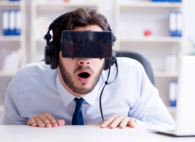 Ofisteki işadamı oyuncu oyunlar oynuyor