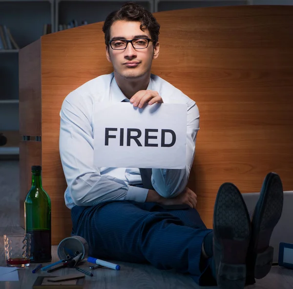 Werknemer ontslagen tijdens crisis drinkend in stress en wanhoop — Stockfoto