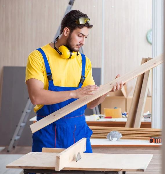 Jeune réparateur charpentier travaillant le bois de coupe — Photo