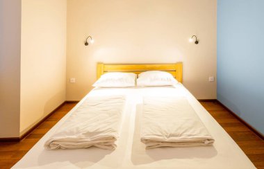 Otelde çift kişilik yatak.