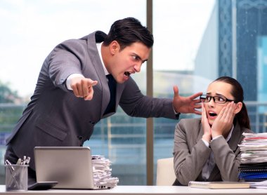 Patron takım arkadaşına bağırıyor.