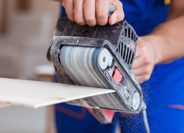 Schreiner arbeitet in der Werkstatt — Stockfoto