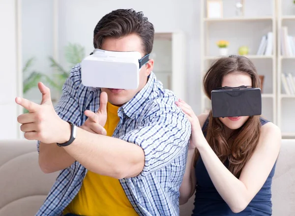 A jovem família jogando jogos com óculos de realidade virtual — Fotografia de Stock