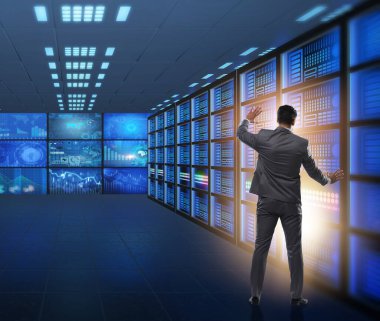 İş adamıyla büyük veri yönetimi kavramı