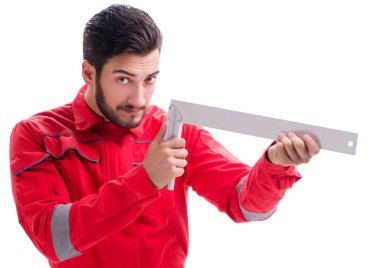 Kare cetveli olan genç bir tamirci beyaz arka planda izole edilmiş.