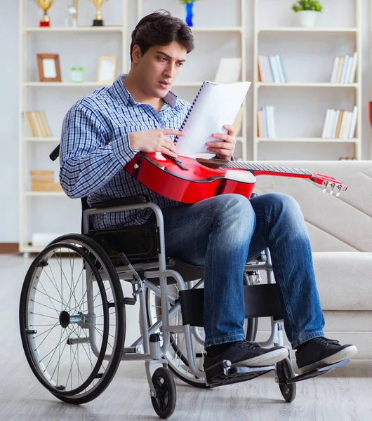 Hombre discapacitado tocando la guitarra en casa —  Fotos de Stock
