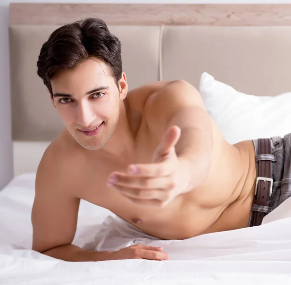 Jeune beau mec torse nu montrant torse sexy sur le lit à h — Photo